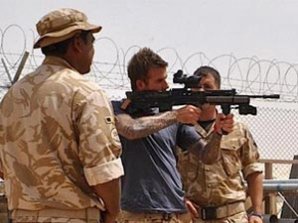 Дэвид Бэкхем поигрался с оружием в Афганистане