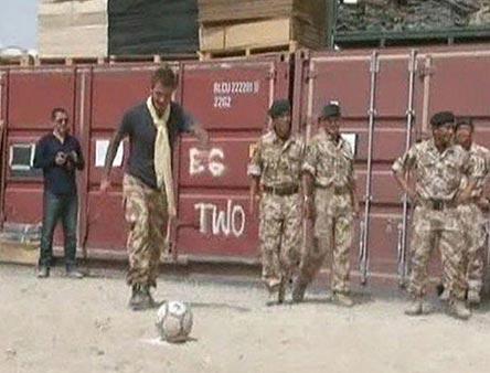 Дэвид Бэкхем поигрался с оружием в Афганистане