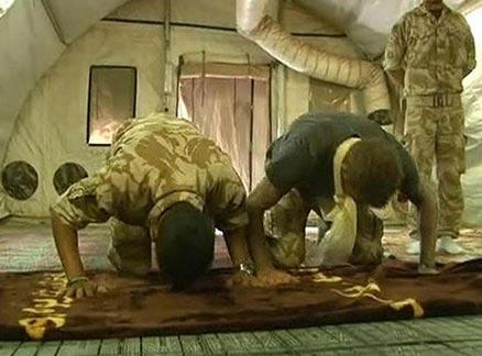 Дэвид Бэкхем поигрался с оружием в Афганистане