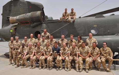 Дэвид Бэкхем поигрался с оружием в Афганистане