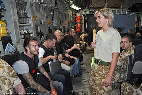 Дэвид Бэкхем поигрался с оружием в Афганистане