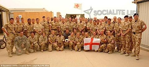 Дэвид Бэкхем поигрался с оружием в Афганистане