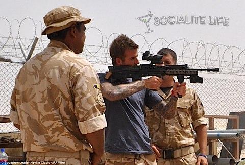 Дэвид Бэкхем поигрался с оружием в Афганистане