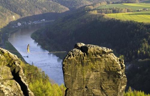 Австрийский канатоходец прогуливается над бездной