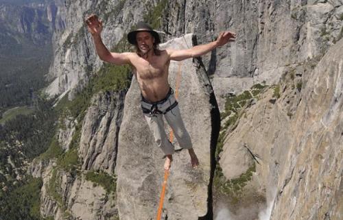 Австрийский канатоходец прогуливается над бездной