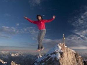 Австрийский канатоходец прогуливается над бездной