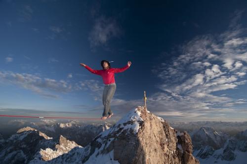 Австрийский канатоходец прогуливается над бездной