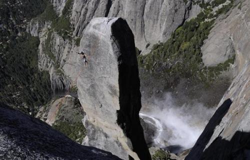 Австрийский канатоходец прогуливается над бездной