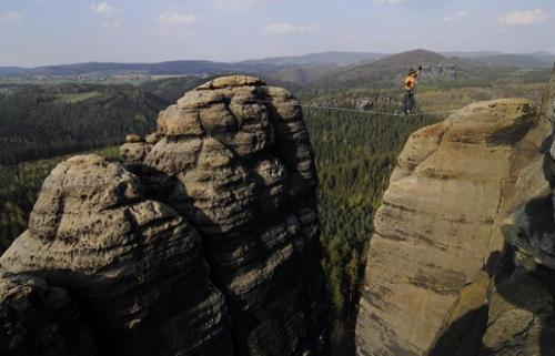 Австрийский канатоходец прогуливается над бездной