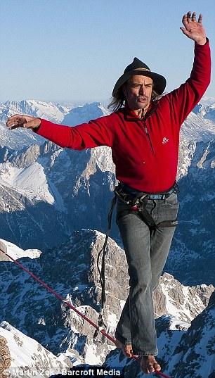 Австрийский канатоходец прогуливается над бездной