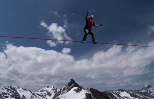 Австрийский канатоходец прогуливается над бездной