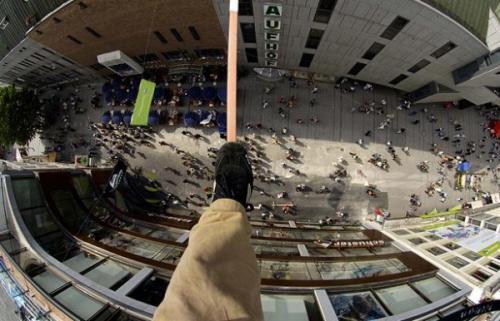 Австрийский канатоходец прогуливается над бездной