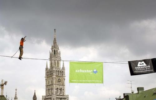 Австрийский канатоходец прогуливается над бездной