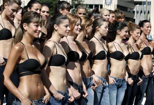 Испанки показали улучшенную грудь