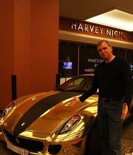Ferrari выпустили на волю в "золотом одеянии"