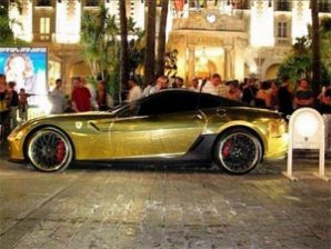Ferrari выпустили на волю в "золотом одеянии"