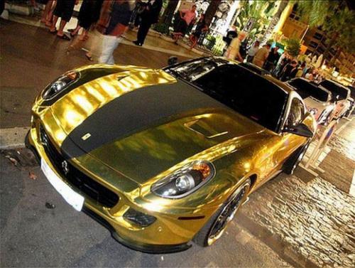 Ferrari выпустили на волю в "золотом одеянии"