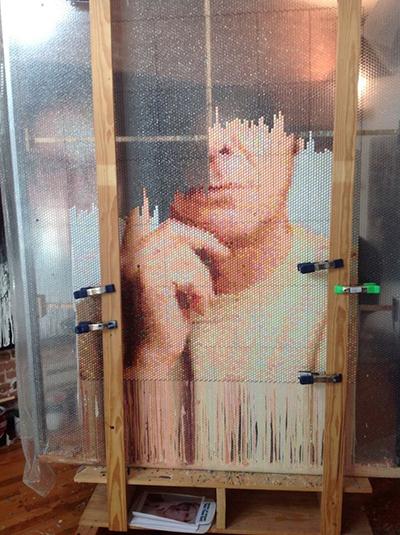 Поразительные пиксельные портреты из упаковочной пленки