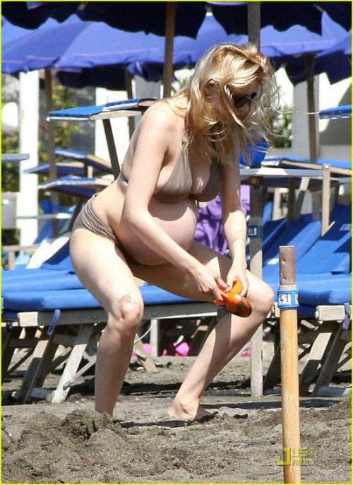 Беременная Летиция Каста не стесняется щеголять по пляжу