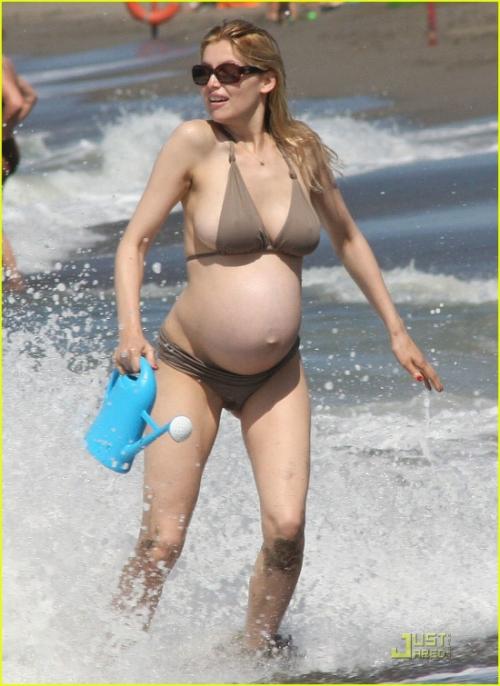 Беременная Летиция Каста не стесняется щеголять по пляжу