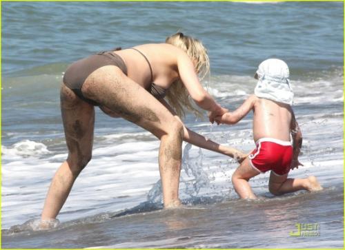 Беременная Летиция Каста не стесняется щеголять по пляжу