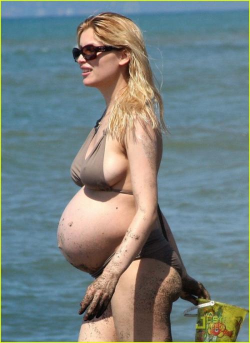 Беременная Летиция Каста не стесняется щеголять по пляжу