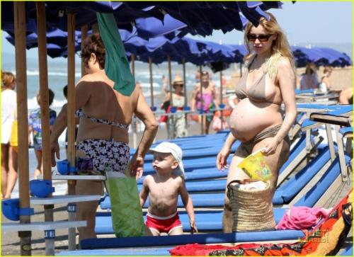 Беременная Летиция Каста не стесняется щеголять по пляжу