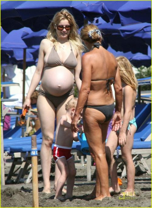 Беременная Летиция Каста не стесняется щеголять по пляжу