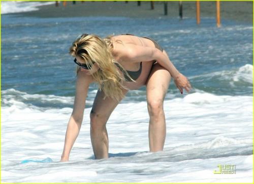 Беременная Летиция Каста не стесняется щеголять по пляжу