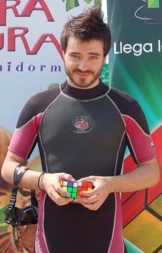 Испанец собрал два кубика Рубика в бассейне с шестью акулами