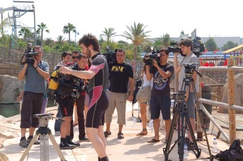 Испанец собрал два кубика Рубика в бассейне с шестью акулами