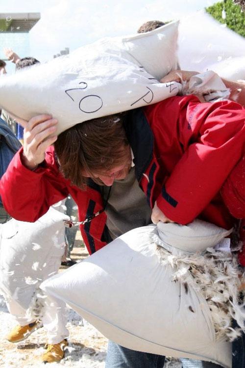 Студенты  устроили мягкую бойню