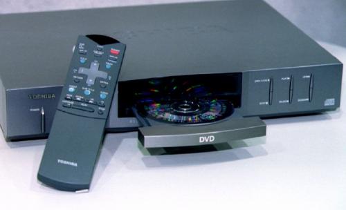 Новый DVD-видеоплеер, изготовленный фирмой "Toshiba" и представленный на выставке потребительской электроники  в Лас-Вегасе 5 января 1996 г. Плеер считывает информацию с пятидюймового оптического диска, вмещающего до 133 минут цифрового видео и звука.