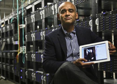 На этом фото, сделанном  20 декабря 2012 г. в Нью-Йорке, Чет Каноджиа (Chet Kanojia), основатель и генеральный директор фирмы, А&#233;reo, Inc., показывает планшет, отображающий технологию его компании.
