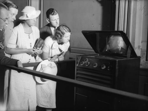 Август 1936: люди смотрят телевизор на станции Ватерлоо в Лондоне.