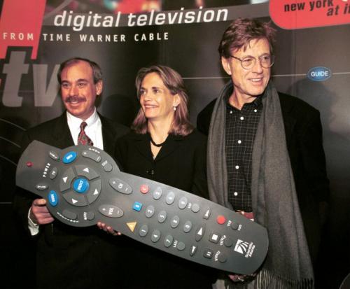 Актер и режиссер Роберт Редфорд — справа — выступает с Барри Розенблюмом, президентом компании Time Warner Cable, и Барбарой Келли, старшим вице-президентом и генеральным менеджером TWC, на презентации цифрового телевидения от Time Warner Cable в Нью-Йорке, 7 февраля 2000 г.