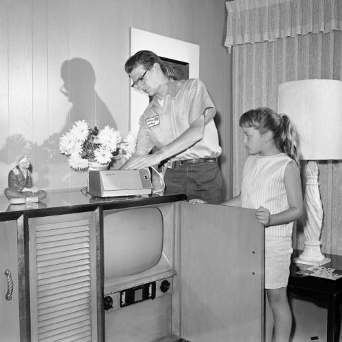 В начале 60-х появилось платное телевидение. На снимке Джон Гарротт (John Garrott) устанавливает блок выбора программ в Лос-Анджелесе, штат Калифорния.