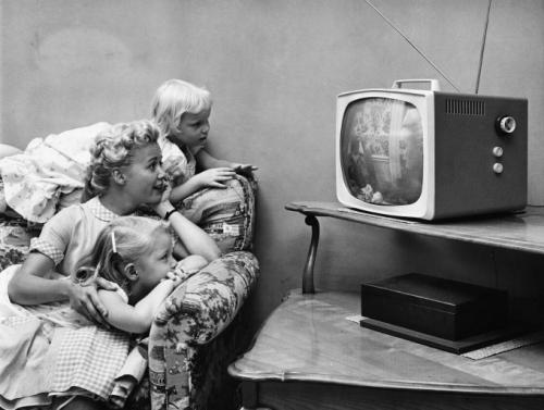 1955 г.: семья смотрит телевизор у себя дома.