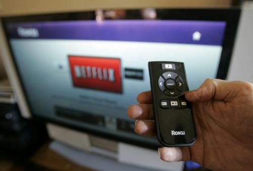Клиент фирмы Netflix Артур Михельсон (Arthur Michelson) показывает у себя дома в Пало-Альто (Palo Alto), штат Калифорния, как функционирует онлайновая кино-служба Netflix Roku. Roku поступил в продажу в 2008 г., а в 2009-м Netflix начал потоковую передачу данных.