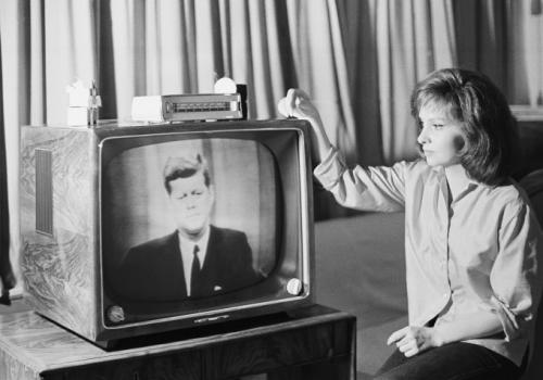 Джина Лоллобриджида следит по телевизору за выступлением президента Кеннеди на своей вилле в Риме 23 июля 1962 г. во время прямой трансляции из США в Европу через спутник Телстар.