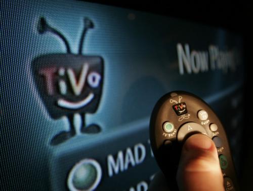 Пульт дистанционного управления TiVo является инструментом, которым телезрители вооружены для доступа к цифровой технологии, позволяющей им приостанавливать, воспроизводить повторно или прокручивать вперёд любую программу.