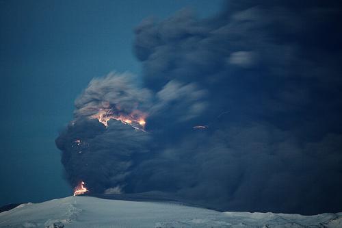 Вулкан погрузил Исландию во тьму
