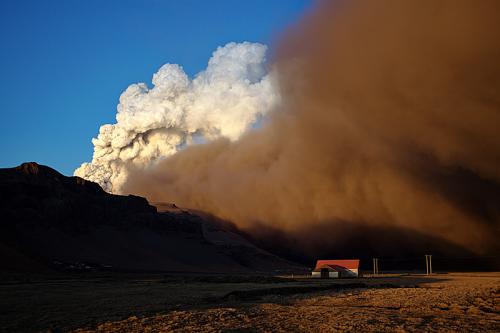 Вулкан погрузил Исландию во тьму
