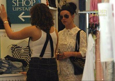 Бритни Спирс не дают покоя даже во время примерки бикини