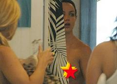 Бритни Спирс не дают покоя даже во время примерки бикини