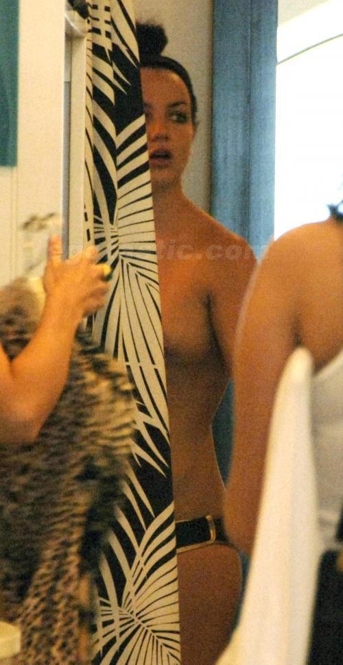 Бритни Спирс не дают покоя даже во время примерки бикини