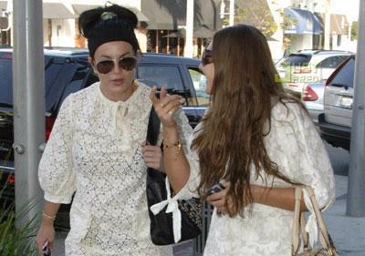 Бритни Спирс не дают покоя даже во время примерки бикини