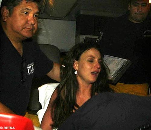 Бритни Спирс не смогла дойти до зала суда