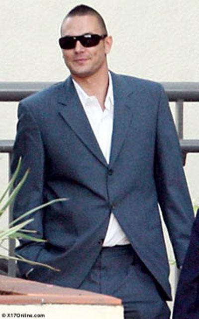 Бритни Спирс не смогла дойти до зала суда