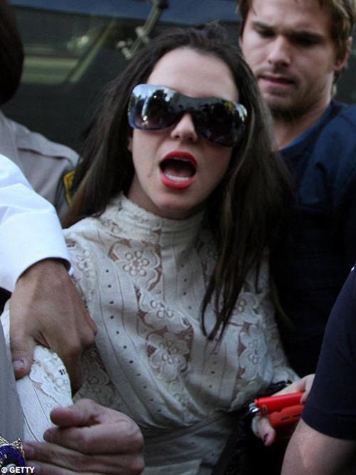 Бритни Спирс не смогла дойти до зала суда